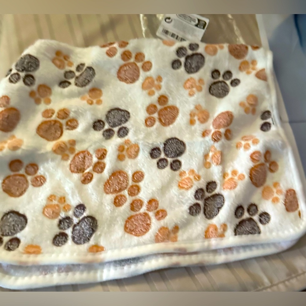 NWT untitled small animal blanket 40 x 60 cm in paw prints